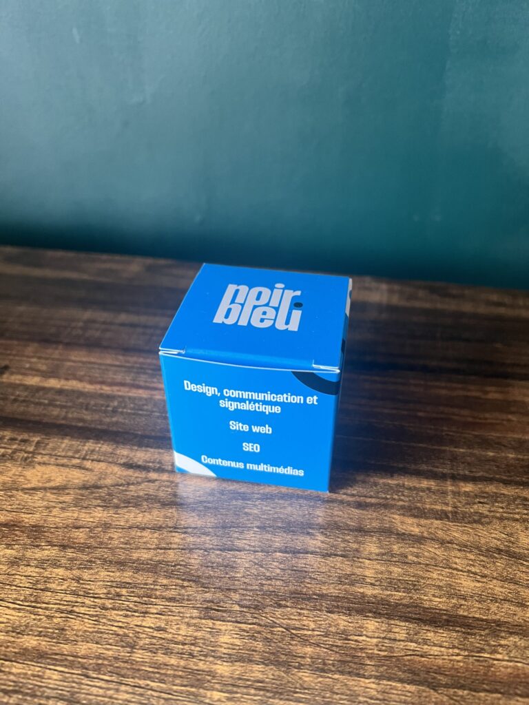 Cubes en carton Noir sur Bleu